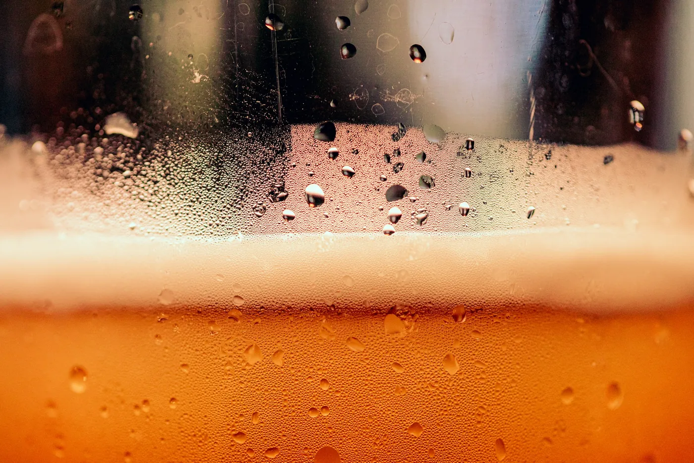 Cerveza alemana de trigo en jarra, con espuma